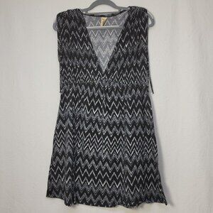 744. Faded Glory Swim Cover Black White Sz L (12-14)